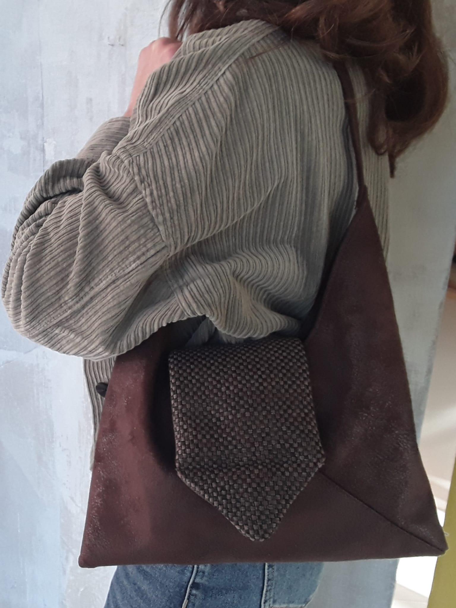 Borsa donna: Ecologica Pelle Marrone Scamosciata Fatta a Mano, 32x32 cm, Unico Made in Italy, Trendy Spalla Bag