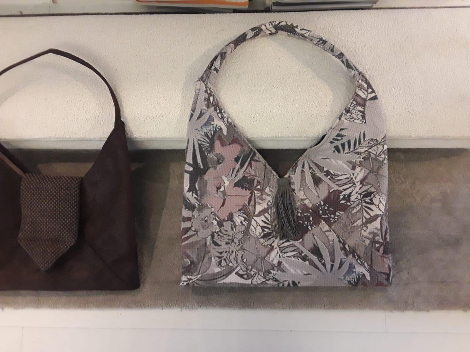 Borsa donna: Ecologica Pelle Marrone Scamosciata Fatta a Mano, 32x32 cm, Unico Made in Italy, Trendy Spalla Bag