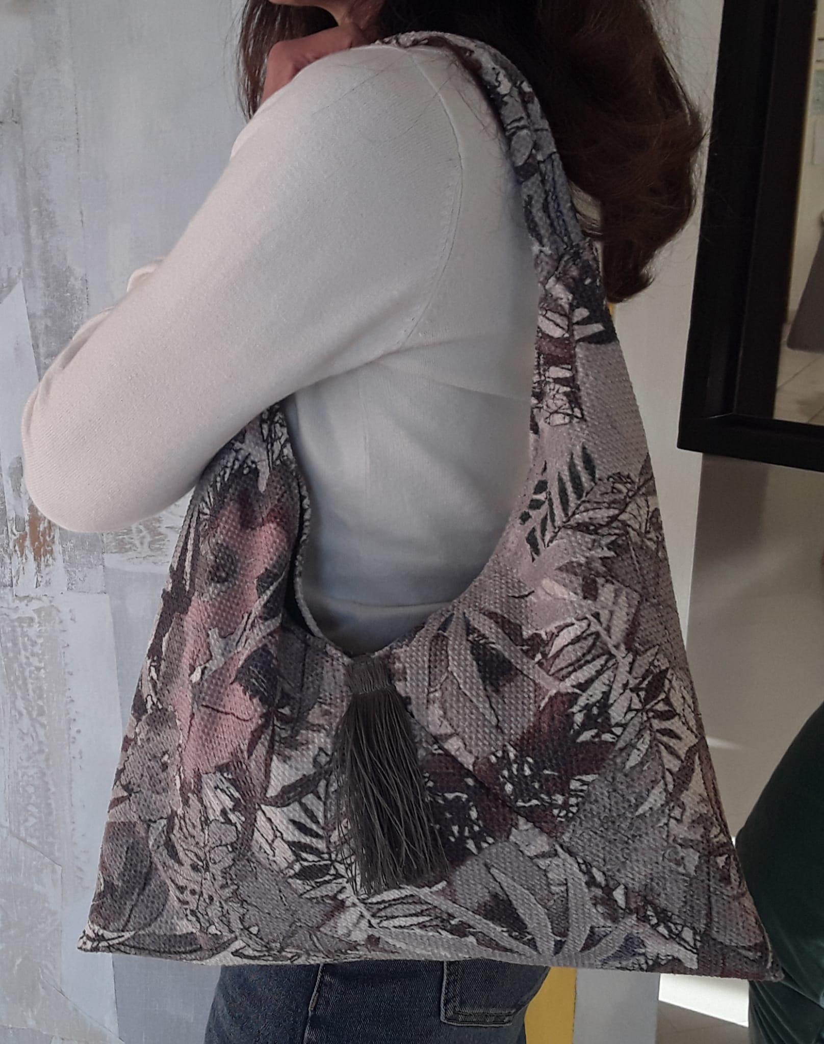 Borsa donna: Ecologica, fatta a mano in microfibra & velluto, fantasia floreale chiara, 39x39 cm, pezzo unico made in Italy, Borsa da spalla