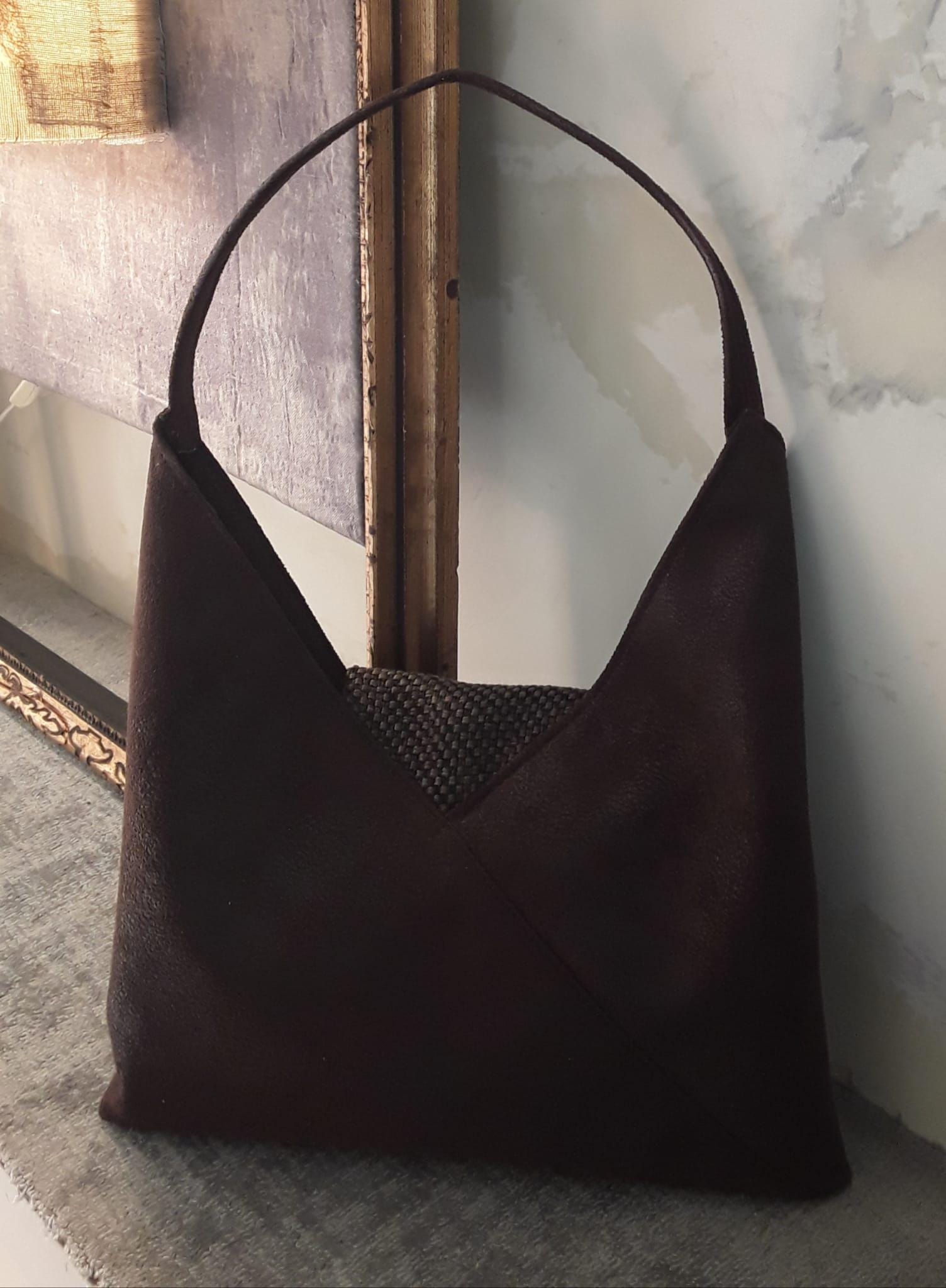 Borsa donna: Ecologica Pelle Marrone Scamosciata Fatta a Mano, 32x32 cm, Unico Made in Italy, Trendy Spalla Bag