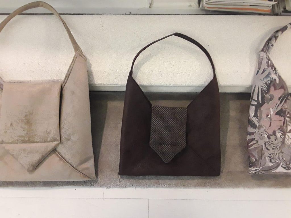 Borsa donna: Ecologica Pelle Marrone Scamosciata Fatta a Mano, 32x32 cm, Unico Made in Italy, Trendy Spalla Bag