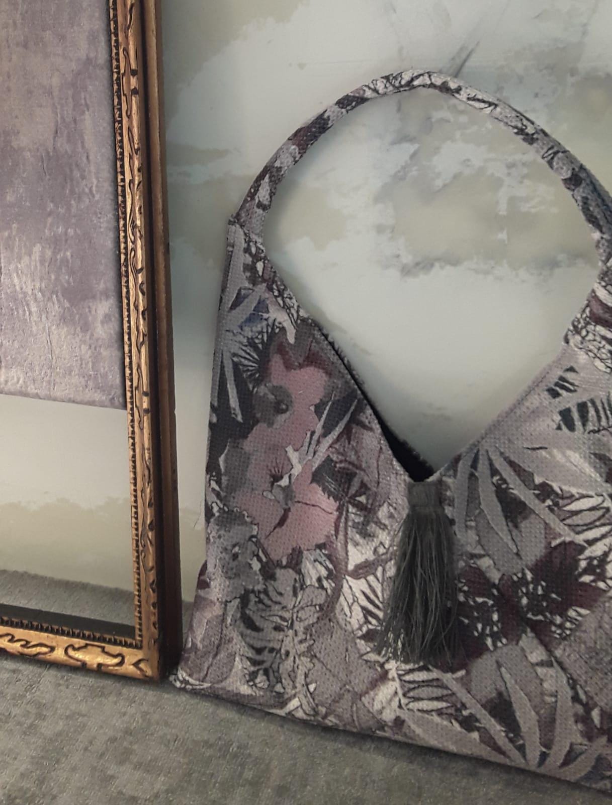 Borsa donna: Ecologica, fatta a mano in microfibra & velluto, fantasia floreale chiara, 39x39 cm, pezzo unico made in Italy, Borsa da spalla