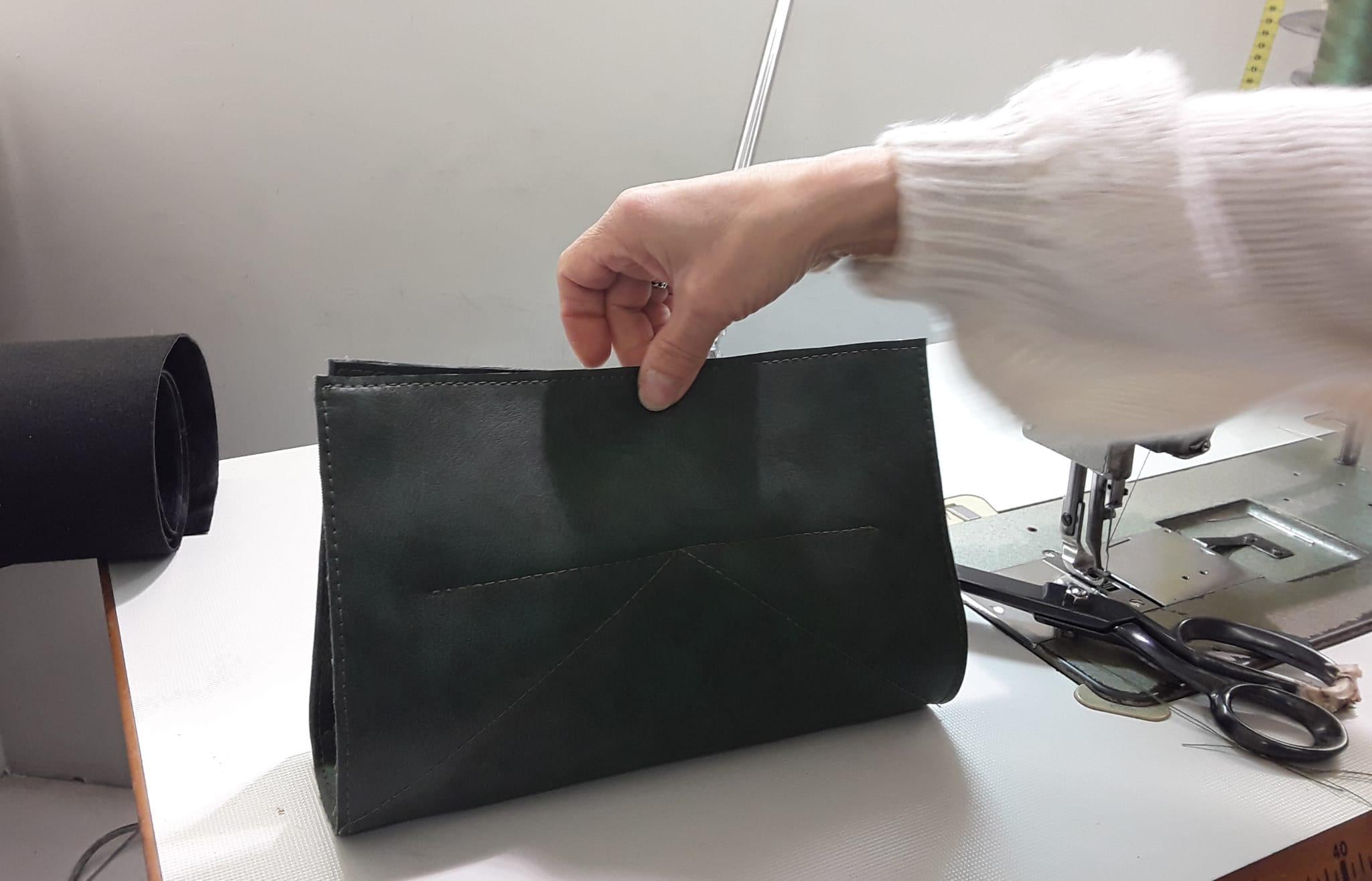 Borsetta Donna Ecopelle Verde - Tracolla Lunga, Accessorio Chic Fatta a Mano, Pelle Vera Made in Italy, Pezzo Unico