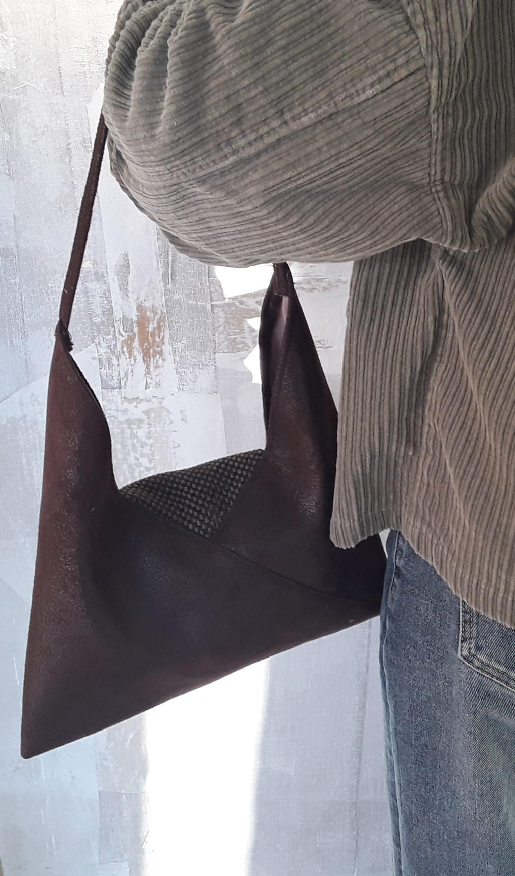 Borsa donna: Ecologica Pelle Marrone Scamosciata Fatta a Mano, 32x32 cm, Unico Made in Italy, Trendy Spalla Bag