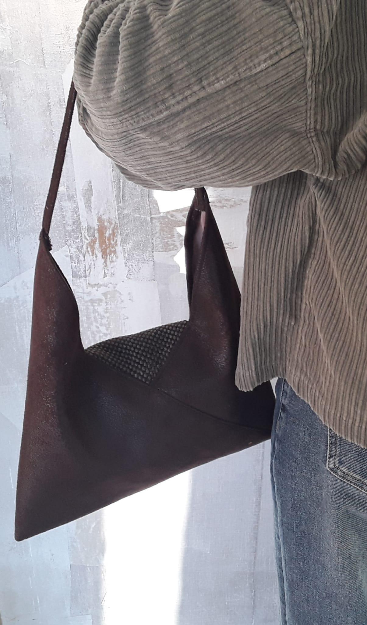 Borsa donna: Ecologica Pelle Marrone Scamosciata Fatta a Mano, 32x32 cm, Unico Made in Italy, Trendy Spalla Bag