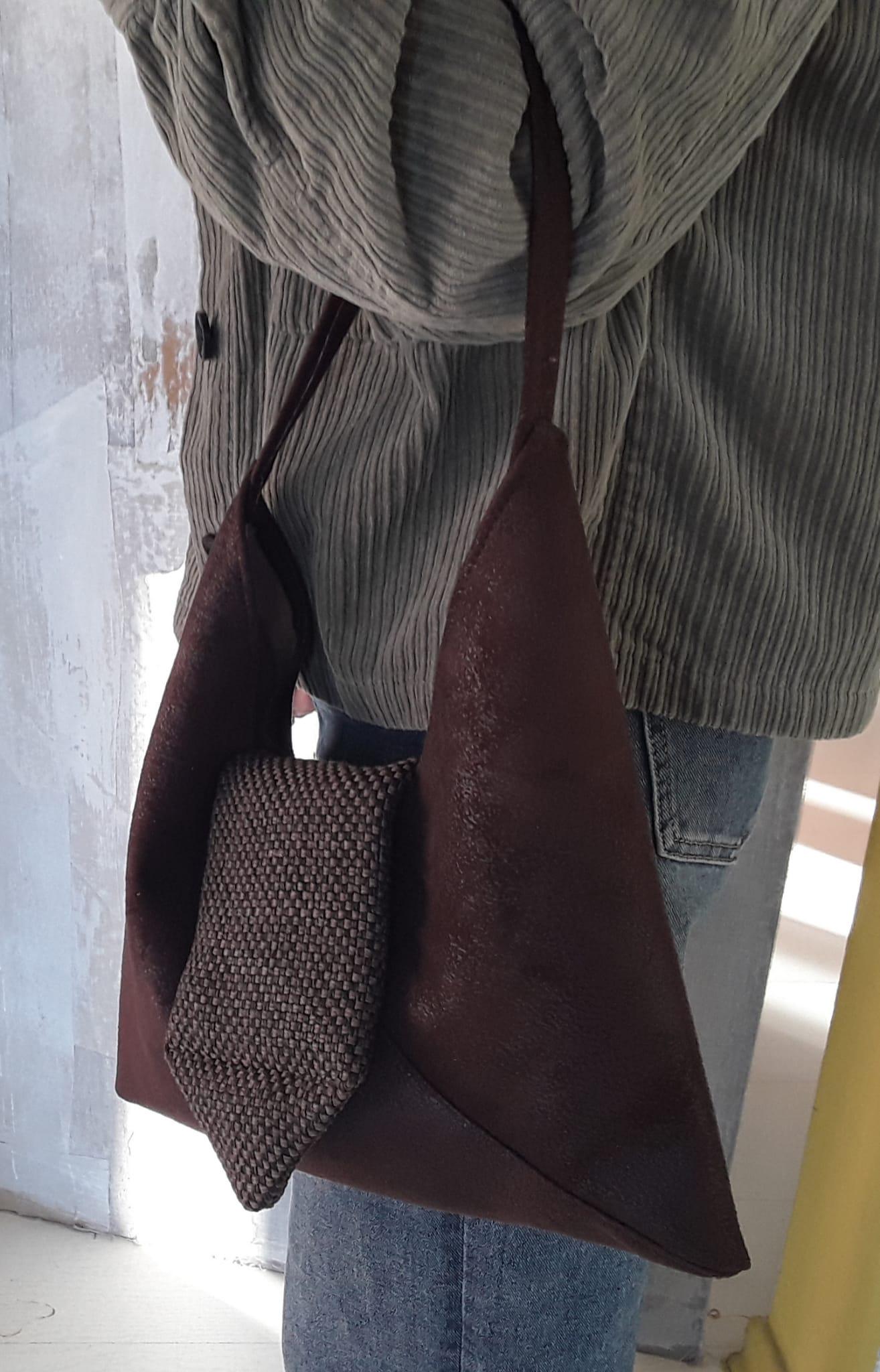 Borsa donna: Ecologica Pelle Marrone Scamosciata Fatta a Mano, 32x32 cm, Unico Made in Italy, Trendy Spalla Bag